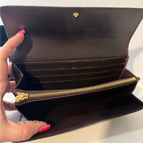 💎Louis Vuitton Vernis Sarah Wallet
Amarante Burgundy Excellent Condition - Picture 7 of 8